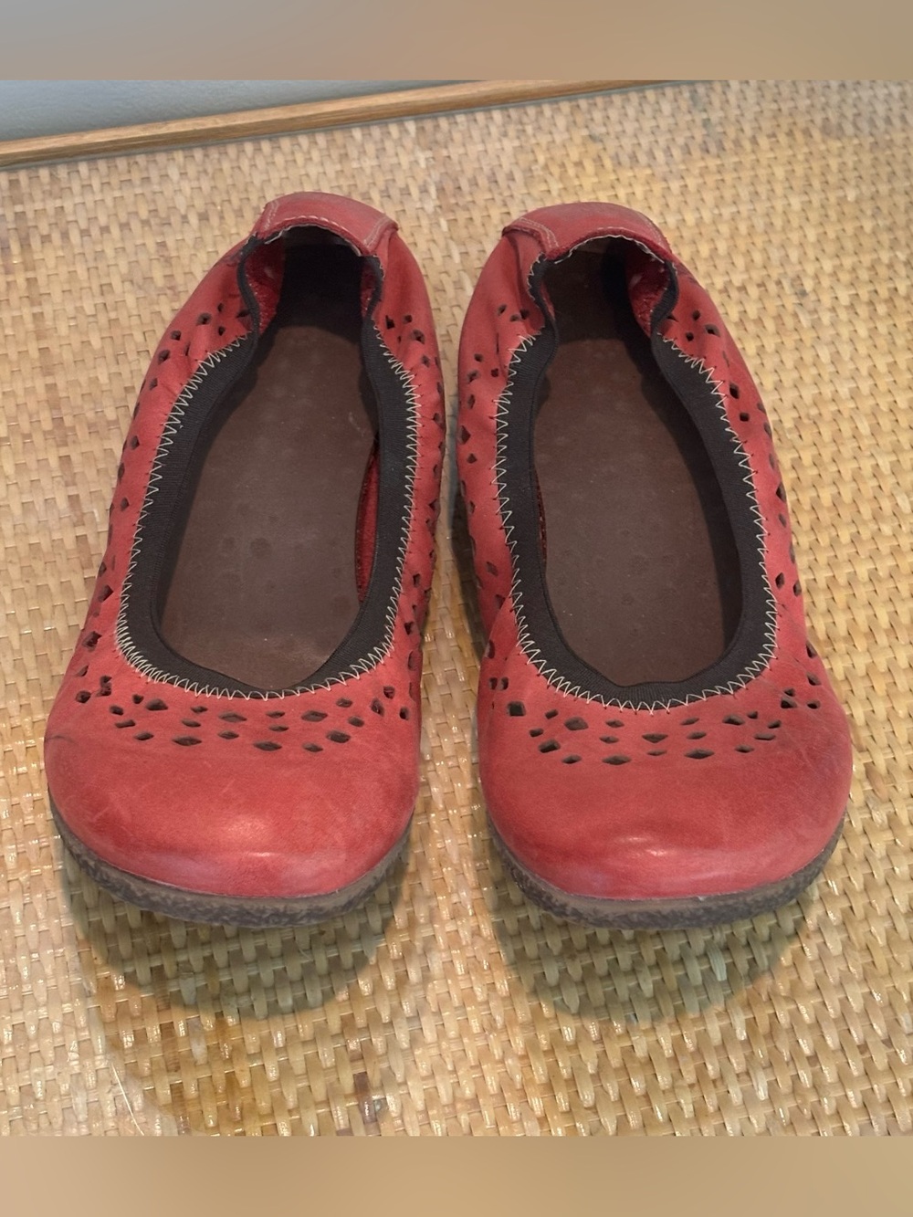 Taos Untold perforated leather ballet flats size 8.5 Euro 39 new without tags!